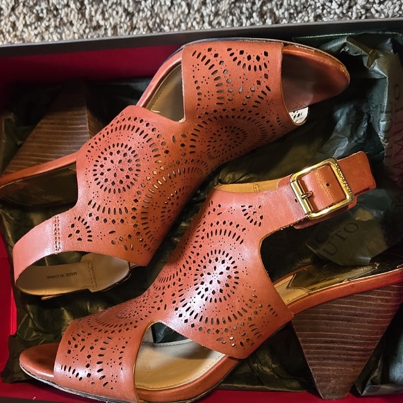 Vince Camuto Brick Cutout Sandals Size 9 - Picture 6 of 7